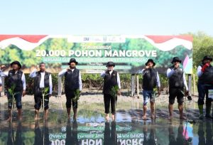 Bersama PLN UID Jatim, Gubernur Khofifah Ajak Masyarakat Jaga Kelestarian Alam