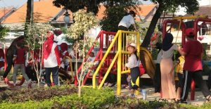 JUTAAN ANAK MANFAATKAN TAMAN KOTA SURABAYA