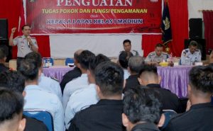 Perkuat Anggota Regu Pengamanan Kalapas I Madiun Berikan Penguatan Tusi