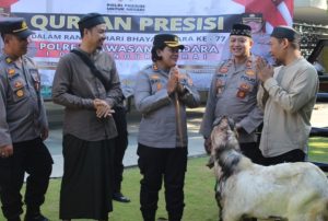Kapolres Bandara Ngurah Rai Serahkan Hewan Qurban Presisi dan Berbagi Puluhan Paket Sembako kepada Jemaah Masjid