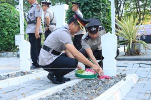 Menjelang Hari Bhayangkara ke 77, Polres Gresik Gelar Tabur Bunga di Taman Makam Pahlawan