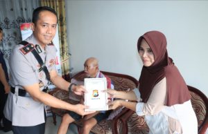 HUT Bhayangkara ke 77, Polres Gresik Anjangsa Anggota Polri yang sedang Sakit