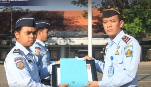 Dua Petugas Mendapatkan Penghargaan Pegawai Teladan dari Kalapas