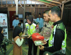Puluhan Polwan Polres Gresik masak daging kurban siap saji lalu dibagikan ke Ponpes