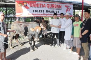 Polres Nganjuk Gelar Sholat Idul Adha 1444 H/ 2023 M dan Bagikan Daging Kurban