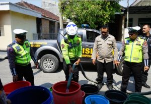 Jelang HUT Bhayangkara ke 77,Polres Gresik Bantu Air Bersih di wilayah terdampak kekeringan