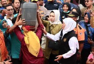Gubernur Khofifah Pastikan Distribusi Air Bersih di Mojokerto Lancar