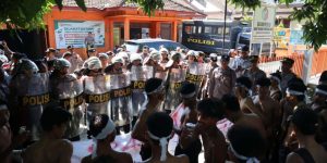 Polres Sumenep Melaksnakan Pengamanan Aksi Unras Himpas Sumenep depan Kantor Bawaslu Sumenep