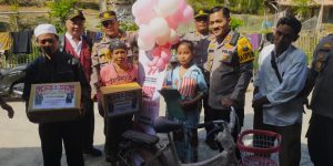AKBP Siswantoro Kunjungi Gadis Penderita Sakit Jantung Yang Temukan Balon Udara HUT Bhayangkara Ke-77 Polres Sampang