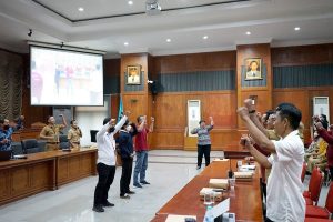 GANDENG OMBUDSMAN DAN AKADEMISI, PEMKOT SURABAYA LATIH RATUSAN PENGELOLA ADUAN MASYARAKAT