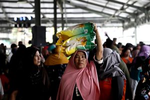 TEKAN INFLASI, GERAKAN PANGAN MURAH DI SURABAYA DISERBU PEMBELI