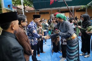 HADIR DI ACARA SEDEKAH BUMI, WALI KOTA ERI CAHYADI AJAK WARGA TERUS LESTARIKAN BUDAYA KAMPUNG