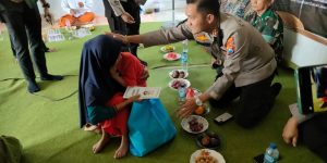 Kapolres Sampang Berikan Bantuan Kepada Anak Berkebutuhan Khusus Saat Jum’at Curhat