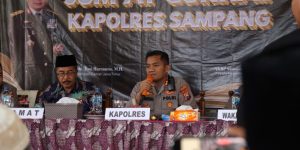 Kapolres Sampang Bagikan Air Bersih Dan Sembako Saat Laksanakan Jum’at Curhat Di Desa Sawah Tengah Robatal