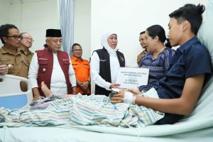 Jenguk Korban Terdampak Longsor di RSUD Kanjuruhan Malang, Gubernur Khofifah Sebut Proses Recovery Berjalan Baik