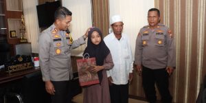 Datangi Polres Sampang, Siti Aminah Bawa Oleh-Oleh “Beras Anyar” Untuk AKBP Siswantoro