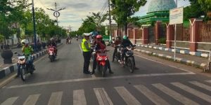 Polres Sampang Bagikan Brosur Himbauan Kamseltibcar Lantas Ke Pengguna Jalan