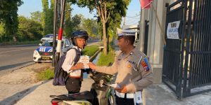 Ops Patuh Semeru 2023, Satlantas Polres Bangkalan Bagikan Brosur Kepada Siswa Sekolah