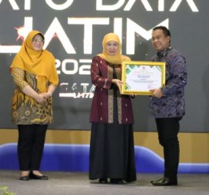 Gubernur Khofifah Beri Penghargaan Sata Jatim Award 2023
