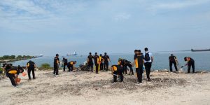 Ratusan Personel Polres Bangkalan dan Masyarakat Bersihkan Sampah di Pesisir Pantai Desa Pernajuh