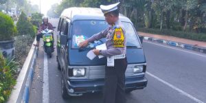 Ops Patuh Semeru, Polres Bangkalan Bagikan Stiker 8 Sasaran Prioritas Kepada Pengguna Jalan