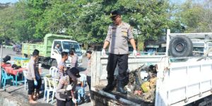 Polisi Peduli Lingkungan Polda Jatim Bersama Warga Bersihkan Sampah di Sepanjang Pantai Kenpark