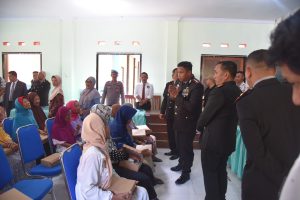 Kapolres Bondowoso memberikan santunan kepada panti jompo dalam rangkaian memperingati HUT Bhayangkara ke 77