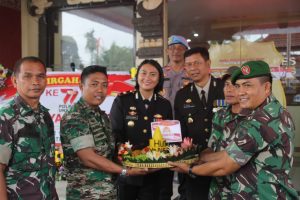 Dandim 1611/Badung Memberikan Nasi Tumpeng 77 di hari Bhayangkara ke -77