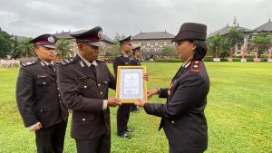 93 Personil Polres Badung Menerima Penghargaan Pada Upacara Hari Bhayangkara Ke -77