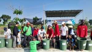 Mantap,..!! Panen Raya Lele Perdana Program Ketahanan Pangan, Pemdes Sidoraharjo Bagi-bagi kepada Warga