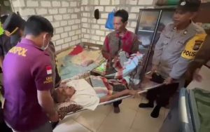 Terbaring Selama Enam Bulan karena sakit, Polres Gresik Rujuk Kakek Saeni ke Rumah Sakit