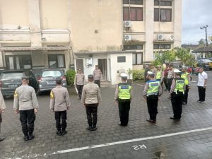 Tekankan Sikap Disiplin Dan Kebersihan Dalam Bertugas, Wakapolsek Denpasar Barat Pimpin Apel Pagi