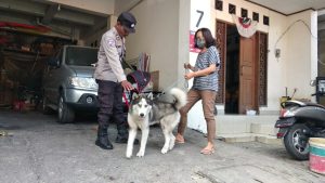 Berikan Sosialisasi, Bhabinkamtibmas Polsek Denpasar Barat Ingatkan WarganyaTentang Bahaya Rabies