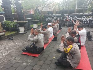 Memohon Berkah Dan Karunia Ida Sanghyang Widhi, Personil Polsek Denpasar Barat Yang Beragama Hindu Melaksanakan Persembahyangan Purnama Kasa