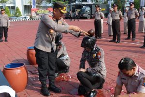 Tradisi Siram Kembang Warnai Kenaikan Pangkat Anggota Polri Dan PNS Polres Gresik