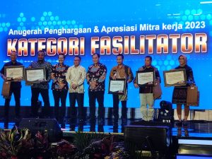 Kapolres Tanjung Perak Surabaya Terimah Penghargaan Anugerah Mitra Usaha Pelanggan Kategori Fasilitator