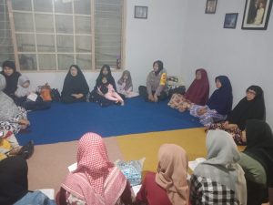 Bripka Fitri Artawati Polisi RW Polres Sampang Bantu Masyarakat Laksanakan Pemulasaraan Jenazah