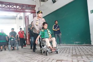 Pertandingan Berjalan Aman dan Lancar di Tengah Pengamanan Polisi, Kapolrestabes antar Penonton Diffable
