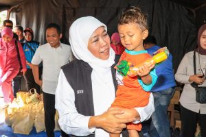 Gubernur Khofifah Pastikan Layanan Psikososial dan Dapur Umum untuk Pengungsi Banjir Lahar Dingin Lumajang