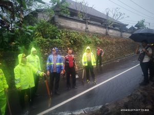 Kapolres Badung Turun Ke Jalan Bersihkan Tanah Longsor Dan Got