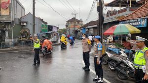 Di Tengah Guyuran Hujan, Kapolres AKBP Teguh Priyo Wasono, Turun Pantau Dan Mangatur Lalu Lintas