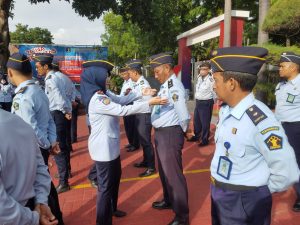 Sidak Kelengkapan Seragam dan Atribut Pegawai di Apel Pagi, Kabapas Kediri apresiasi pegawai yang memakai seragam lengkap