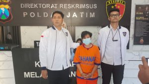 Polda Jatim Serahkan Tersangka SR dan Barang Bukti ke Kejari Malang