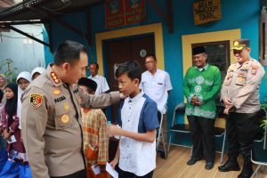 Kapolrestabes Surabaya berikan Santunan kepada Yatim Piatu Margorejo, dan Korban Kecelakaan