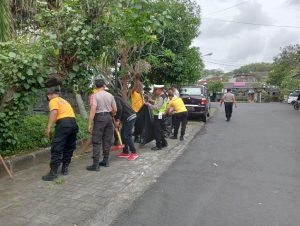Peduli lingkungan, Polsek Kuta selatan Bersama warga gotong royong bersihkan pasar sentral Nusa Dua