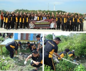 Peduli Lingkungan, Polisi dan Masyarakat Bersihkan Sorakan Sampah di Pesisir Pantai