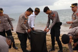 Peduli Lingkungan, Polda Bali Bersihkan Kawasan Pantai Karang