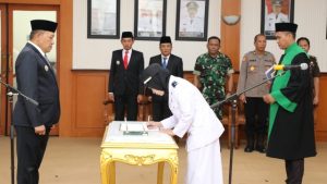 Lantik Kades PAW Tamberu Daya, Bupati Sampang Minta Optimalkan Dana Desa Untuk Program Bermanfaat