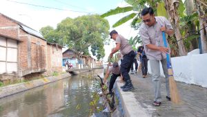 Polres Nganjuk Bersihkan Sampah Bersama TNI, Masyarakat, Millenial dan Gen Z