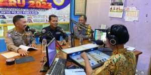 Cegah Pelanggaran Lalu Lintas, Polres Pamekasan Sosialilasi Ops Patuh Semeru Melalui Stasiun Radio